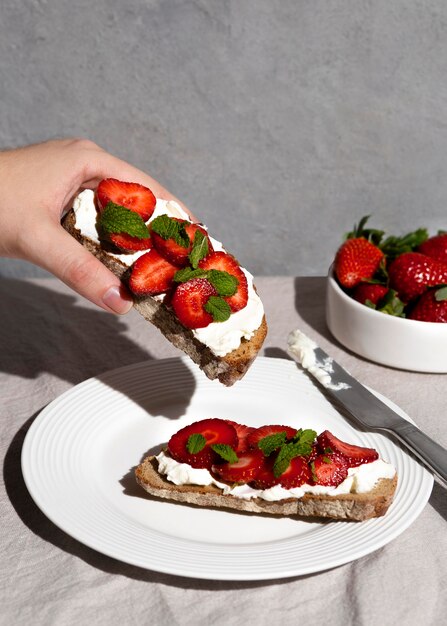 Delicioso postre saludable con arreglo de fresas