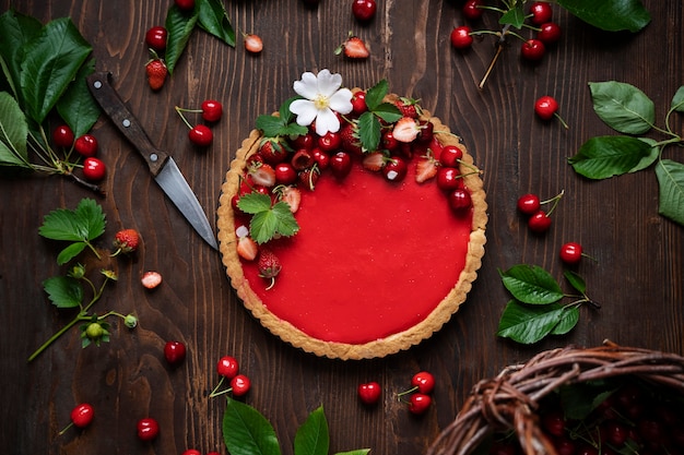 Delicioso postre con vista superior de cerezas