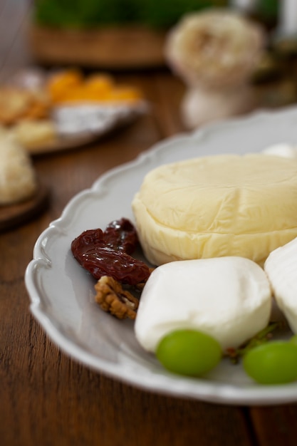 Foto gratuita delicioso queso fresco de alto ángulo en la mesa