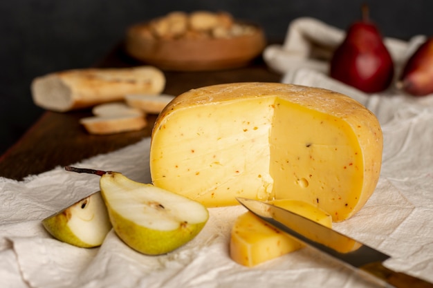 Delicioso queso y fruta en una mesa