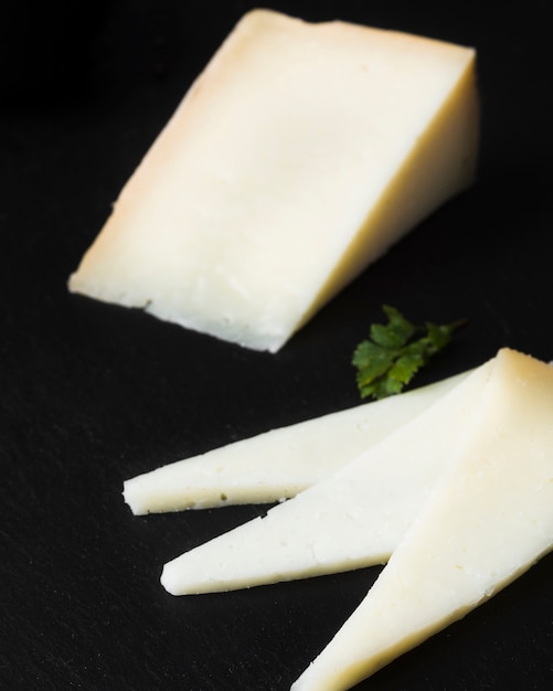 Foto gratuita delicioso queso en lonchas de cerca