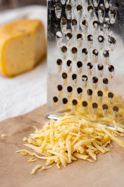 Delicioso queso rallado con primer plano