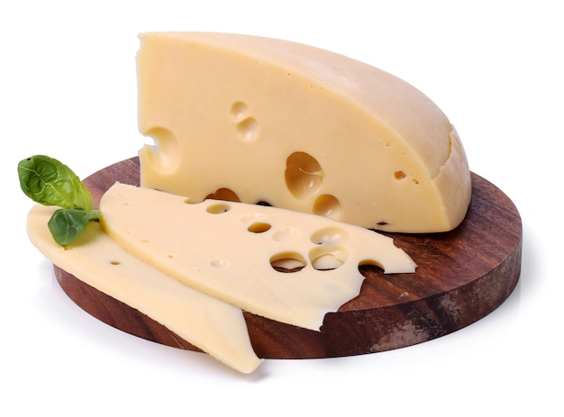 Delicioso queso sobre tabla de madera