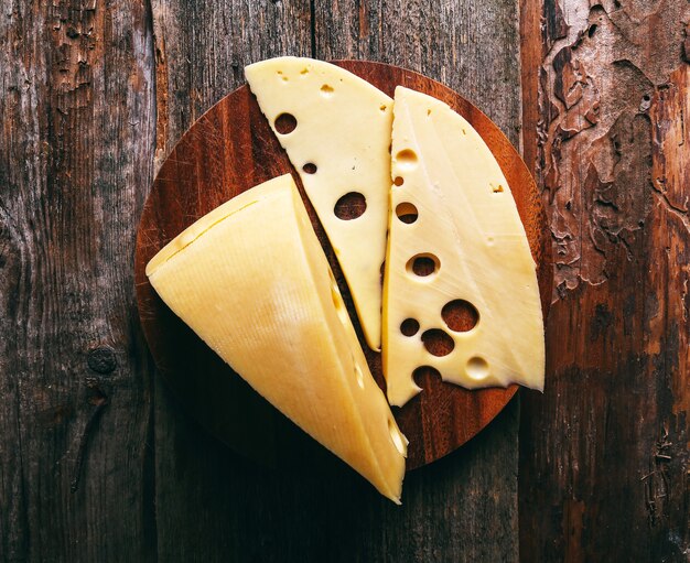 Delicioso queso sobre tabla de madera