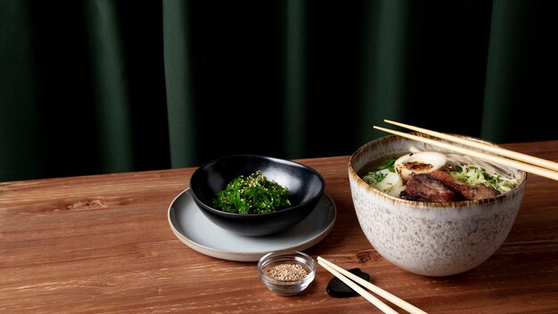 Delicioso ramen con concepto de ensalada de algas