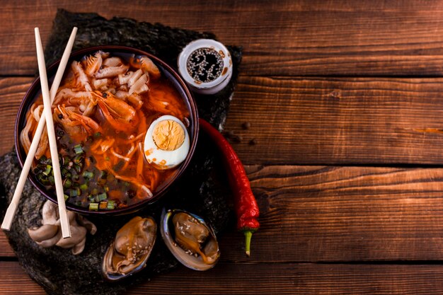 Delicioso ramen japonés con espacio de copia