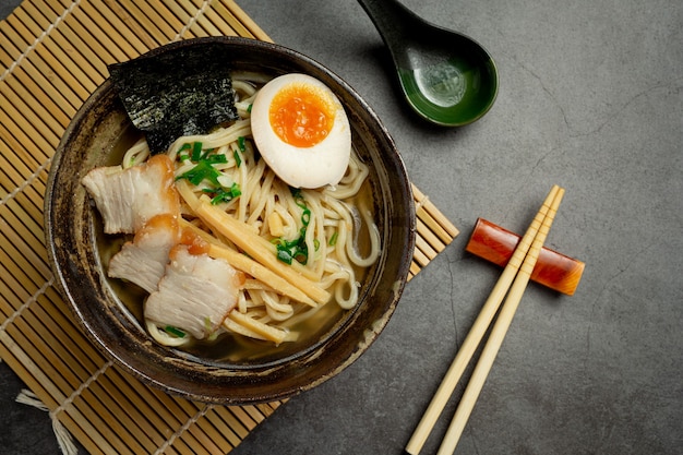 Foto gratuita delicioso ramen en superficie oscura