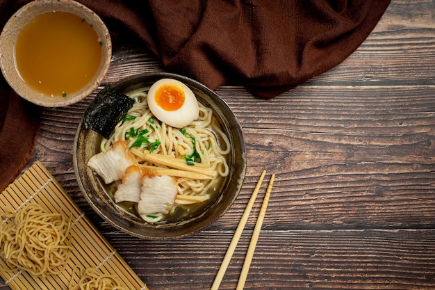 Delicioso ramen en superficie oscura