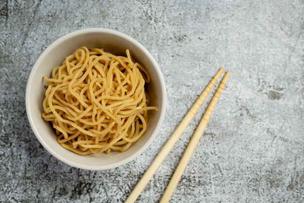 Foto gratuita delicioso ramen en superficie oscura