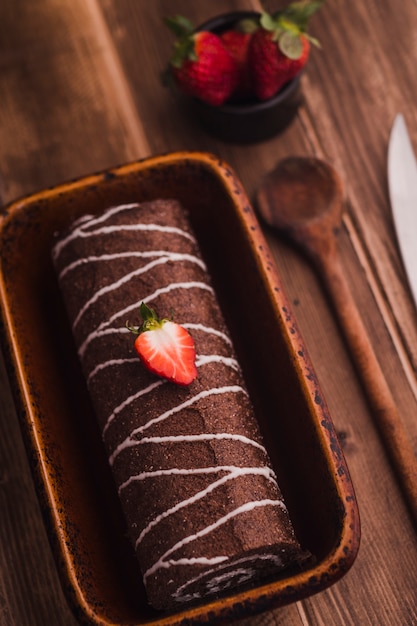 Delicioso rollo de chocolate con crema