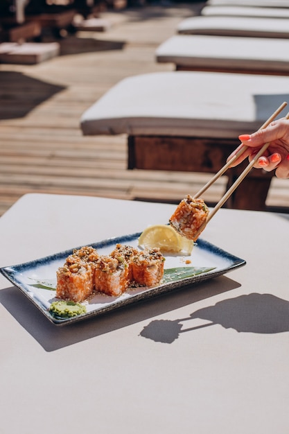 Delicioso rollo de sushi japonés en plato