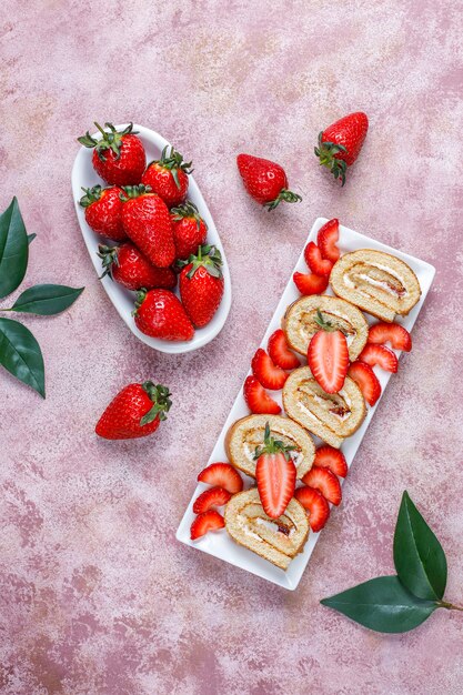 Delicioso rollo de tarta de fresas con fresas frescas, vista superior