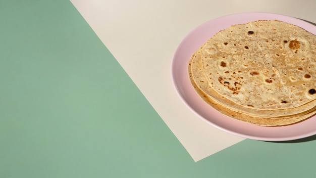 Delicioso roti indio con espacio de copia