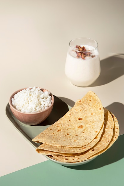 Delicioso roti indio con espacio de copia