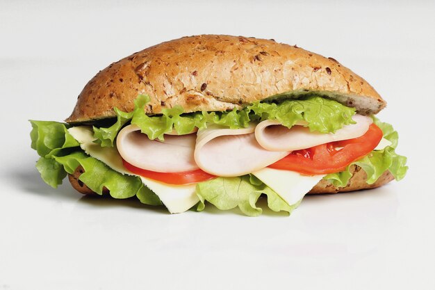 Delicioso sandwich con lechuga