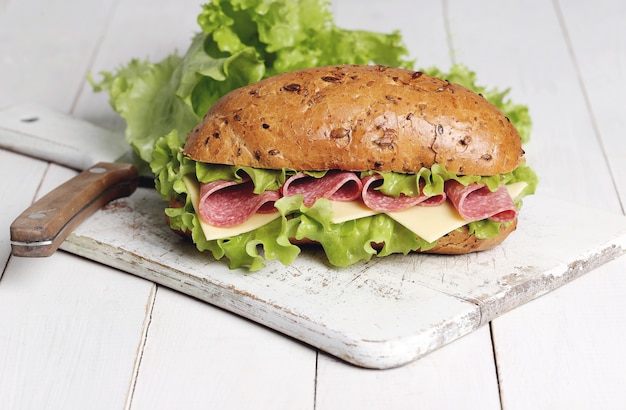 Foto gratuita delicioso sandwich con lechuga