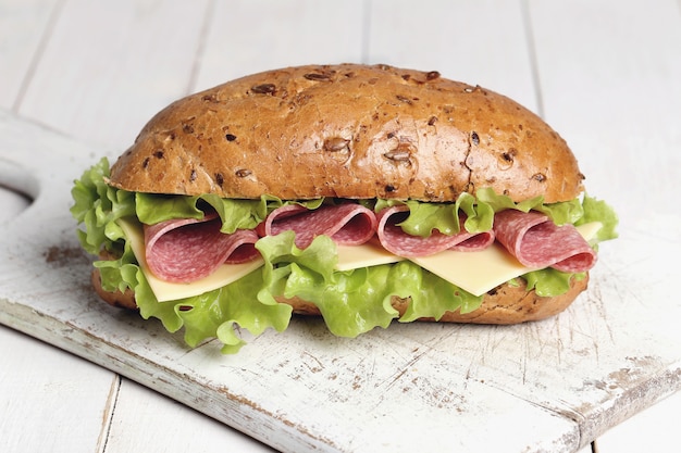 Delicioso sandwich con lechuga