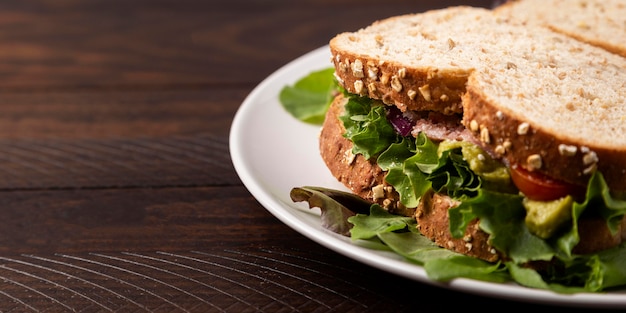 Delicioso sándwich con lechuga