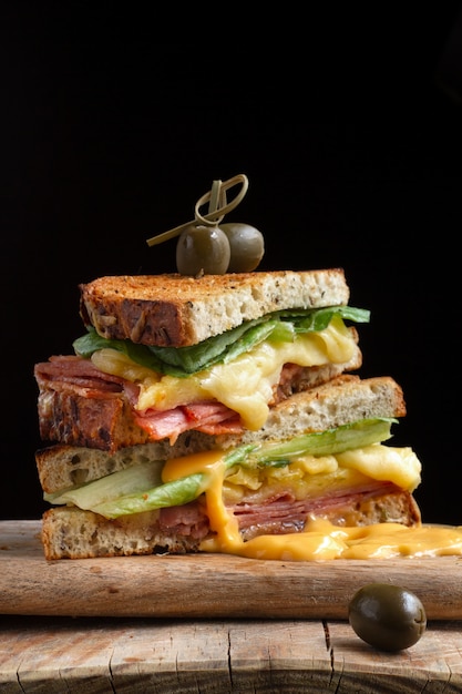 Delicioso sándwich con queso fundido y jamón