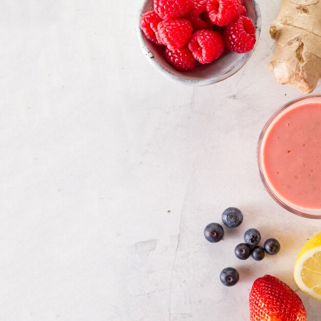 Delicioso smoothie rojo con frambuesas