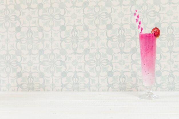 Delicioso smoothie de verano con copyspace a la izquierda