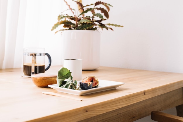 Delicioso snack de frutas con té