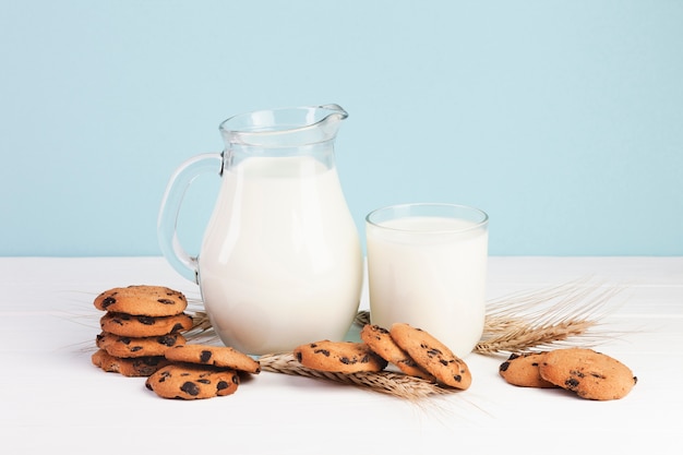 Delicioso snack de leche y galletas.