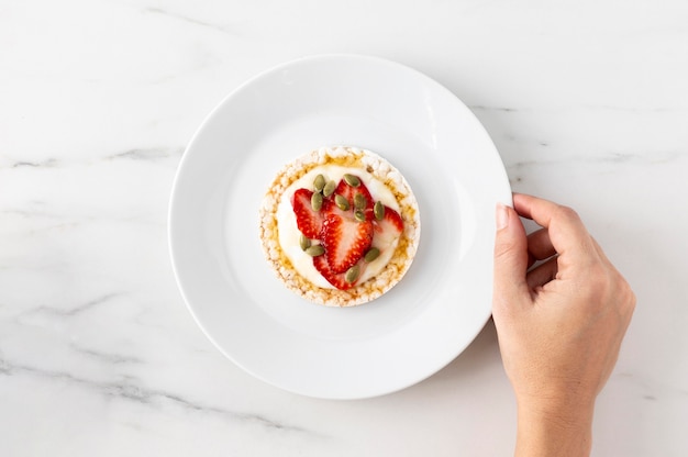 Delicioso snack saludable con pastel de arroz