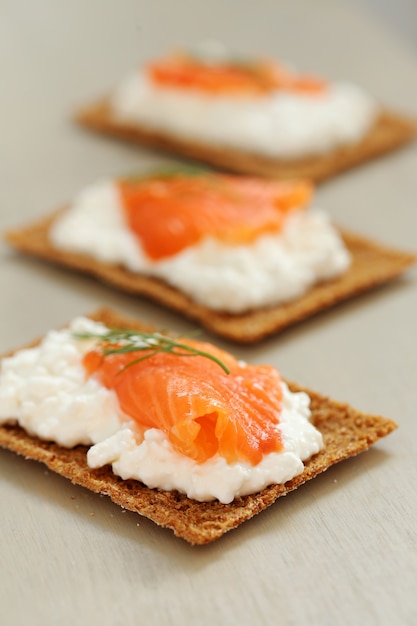 Foto gratuita delicioso snack sobre la mesa