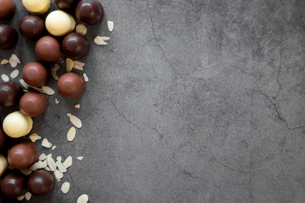 Delicioso surtido de bolas de chocolate con espacio de copia