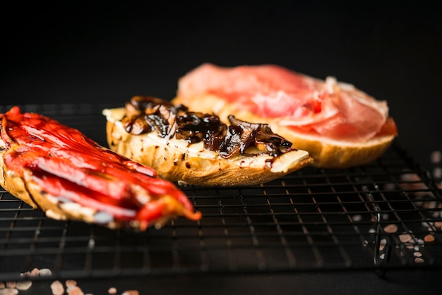 Delicioso surtido de bruschetta de cerca