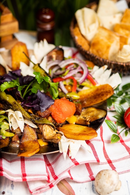 El delicioso surtido de carnes y verduras. Sac ici - comida azerbaiyana. Saltear la carne