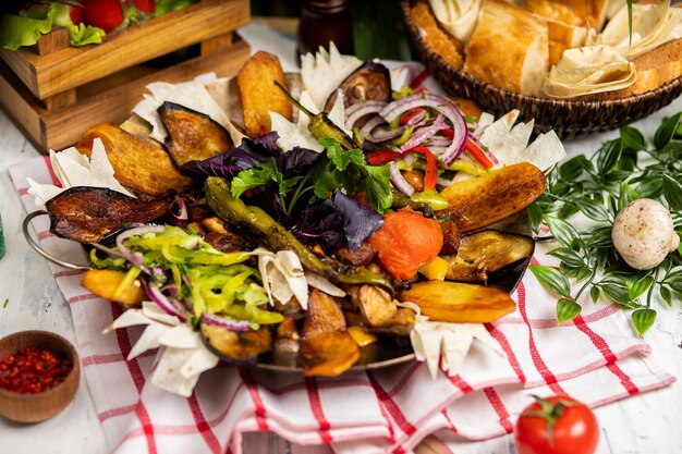 El delicioso surtido de carnes y verduras. Sac ici - comida azerbaiyana. Saltear la carne