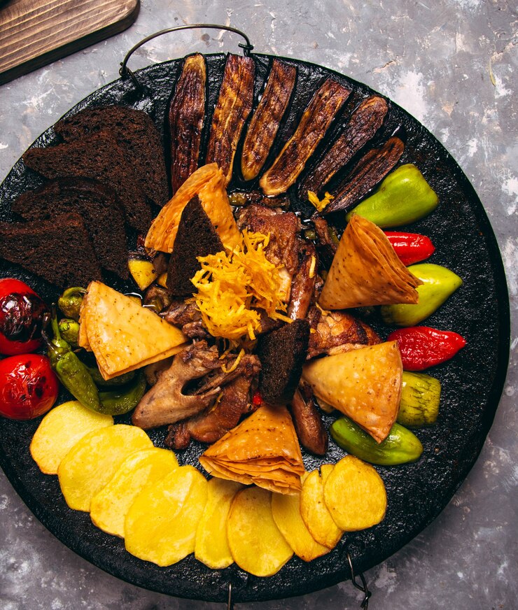 Foto gratuito el delicioso surtido de carnes y verduras. sac ici - comida azerbaiyana. saltear la carne