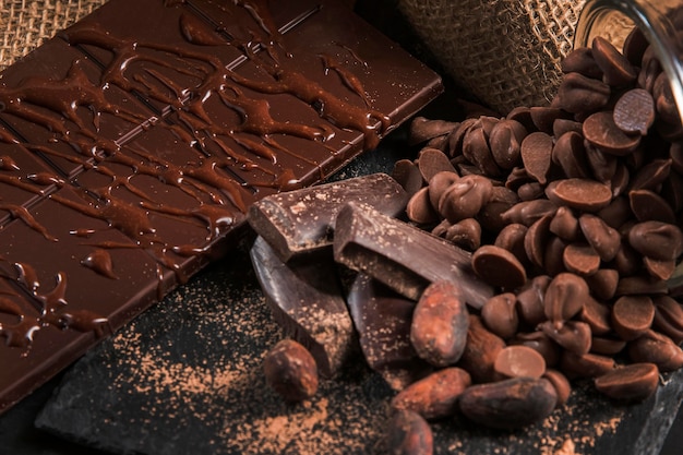 Delicioso surtido de chocolate en primer plano de tela oscura