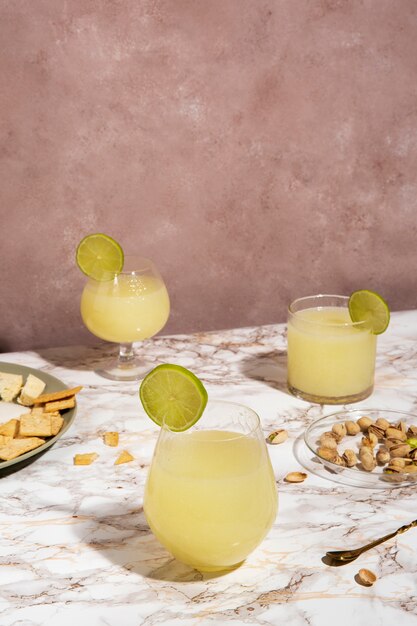 Foto gratuita delicioso surtido de cócteles daiquiri de alto ángulo