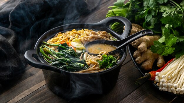 Delicioso surtido de fideos de alto ángulo en una mesa