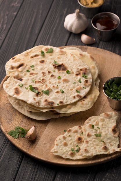 Foto gratuita delicioso surtido de roti tradicionales