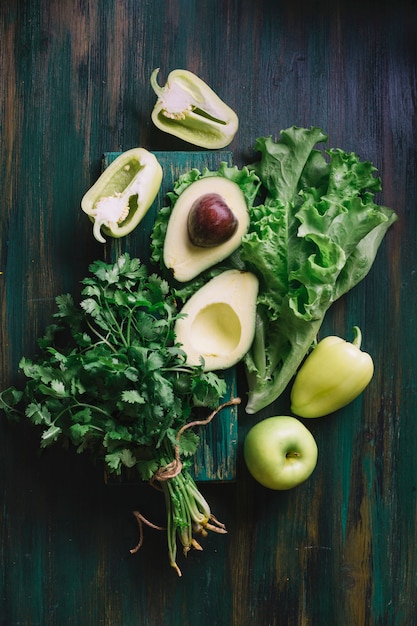 Delicioso surtido verde para una merienda saludable.