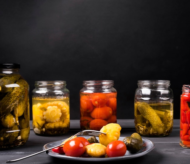 Delicioso surtido de verduras en conserva