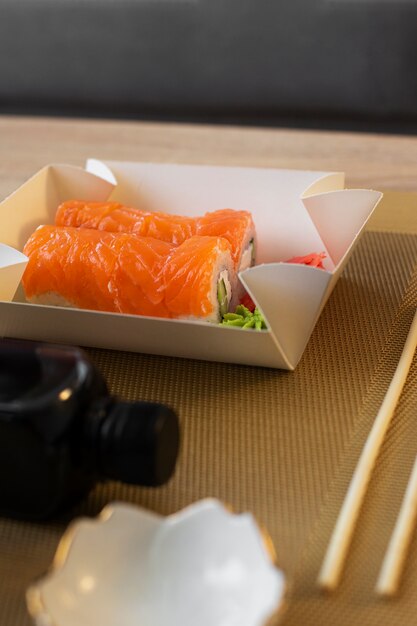 Delicioso sushi de alto ángulo en la mesa