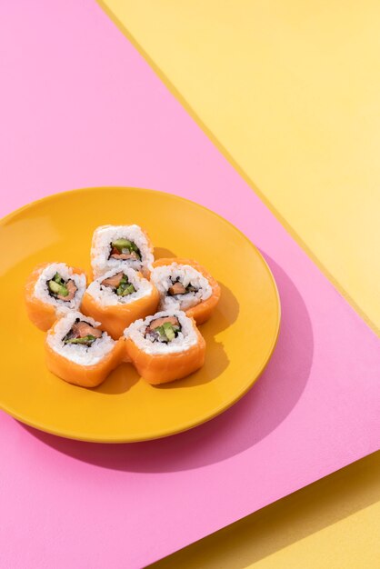 Delicioso sushi de alto ángulo en placa