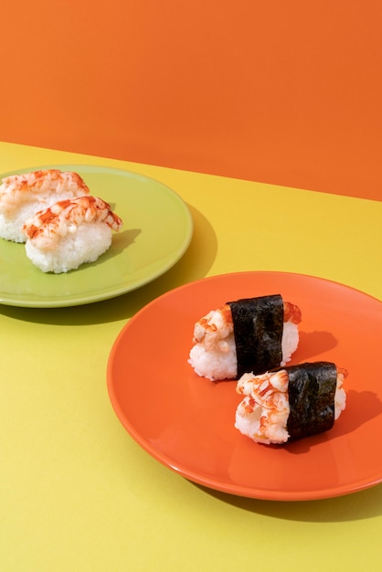 Foto gratuita delicioso sushi de alto ángulo en placa