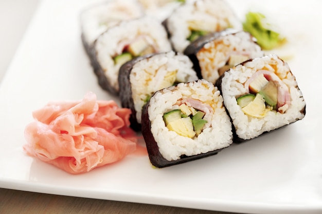 Delicioso sushi servido sobre la mesa
