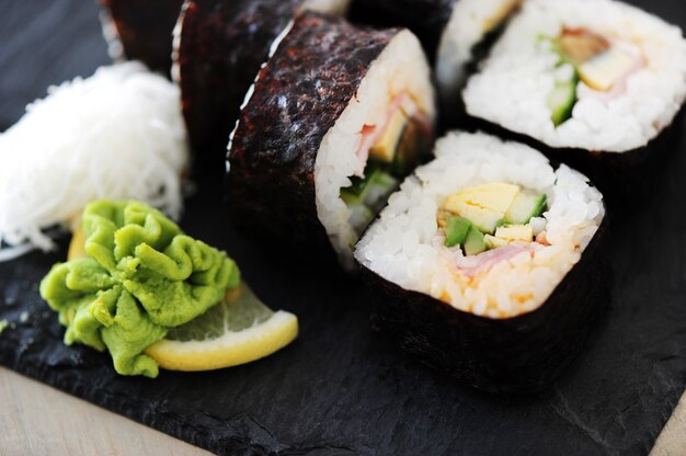 Delicioso sushi servido sobre la mesa