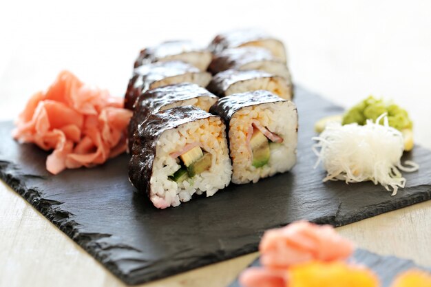 Delicioso sushi servido sobre la mesa