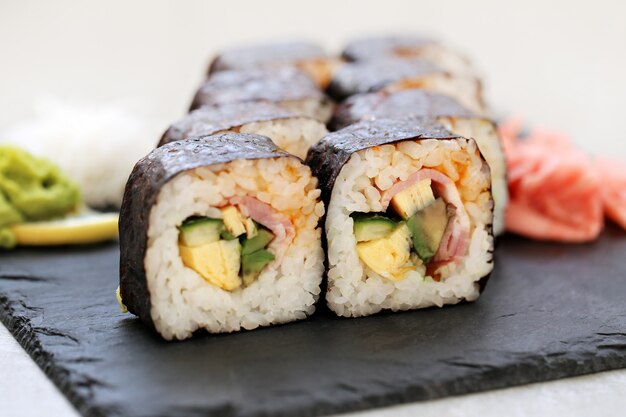 Delicioso sushi servido sobre la mesa