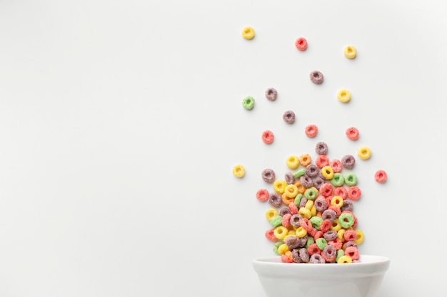 Delicioso tazón de cereal colorido con espacio de copia