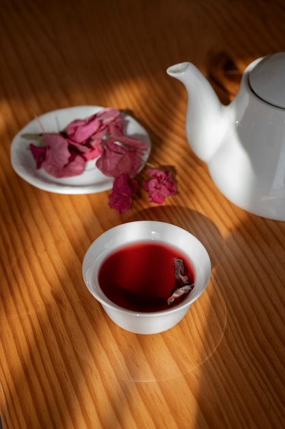 Foto gratuita delicioso té de alto ángulo en la mesa