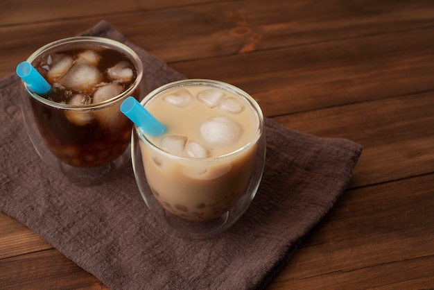 Delicioso té de burbujas de alto ángulo con hielo